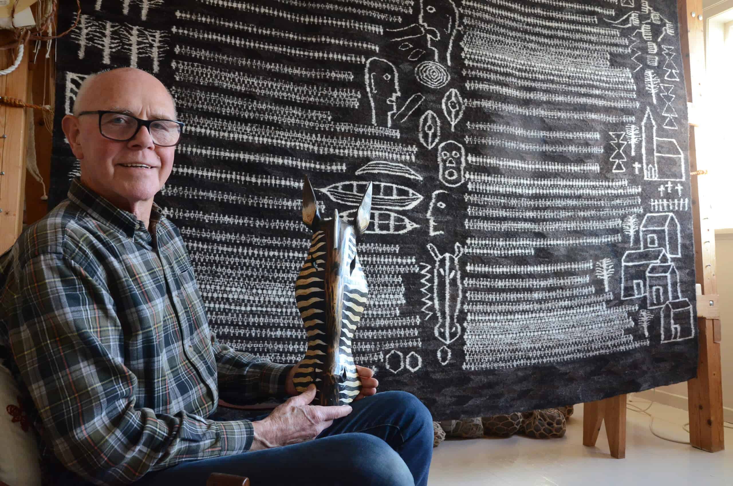 Svein Nå. Foto: Mette Bleken/HF Svein Nå foran eit av arbeida sine